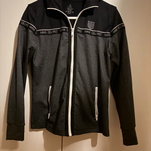 Maya Delorez hoodie - Mycket fin och knappt använd hoodie, strl M. Annons på flera sidor. 