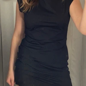 Svart tight kortklänning - En svart, tight och ärmlös kortklänning med rund halsringning. Endast använd en gång 