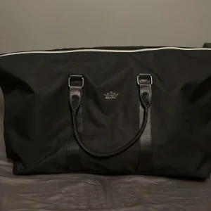 Stor svart resväska Dolce & Gabbana - Svart resväska från Dolce & Gabanna.