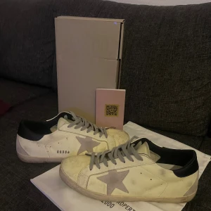 Golden Goose Superstar - Säljer dessa as feta Golden Goose Superstar i färgen vit svart och storlek 44/45. Köptes förra sommaren och säljs nu då jag inte använder de lika mycket! Pris: 1399:- men vid snabb affär kan jag gå ner lite!