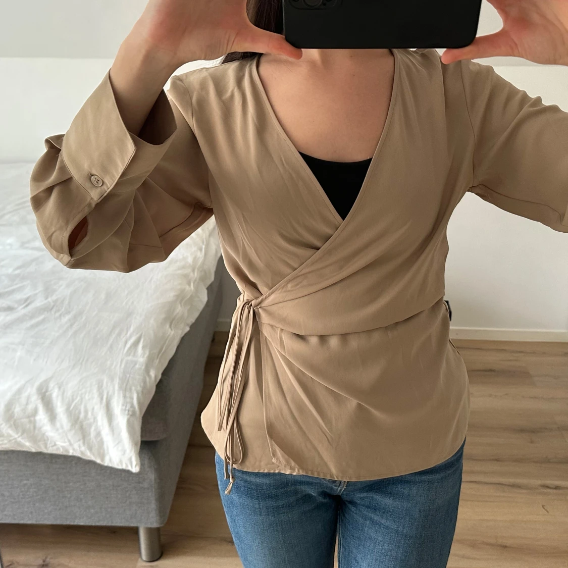 Beige omlottblus med knyt - 3