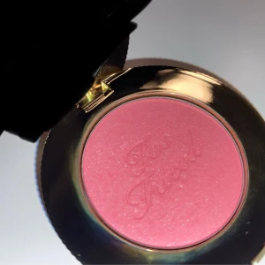 Too Faced golden hour  - lyxig blush från too faced i färgen golden hour. den har bara använts några gånger, ej kommit till användning. super lyxig i formulan och förpackning. färgen är extremt vacker och beroendeframkallande💗💗 