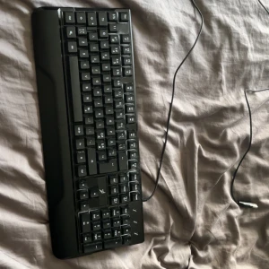 KD3 Gaming Keyboard - KD3 Gaming Keyboard med nordisk layout, ansluts via USB. Tangenterna är tydliga och tangentbordet är i gott skick utan synligt slitage. Perfekt för gaming och kontorsbruk. Strömförbrukning 5V/150mA. Robust och pålitlig konstruktion. Belysning finns med!
