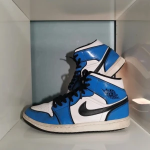 Nike Air Jordan - Nike Air Jordan 1 sneakers i blått och vitt. Skorna är i storlek 42 och saknar sulor. Under sulorna är också trasiga vid hälen på båda skorna. Låda ingår inte dessutom. Först till kvarn.