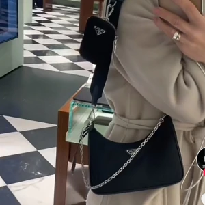 Super snygg väska  - Super snygg väska med avtagbar silverkedja och axelband. Tillkommer även en liten mini väska där exempelvis AirPods får plats i. Pris går att diskutera 💕