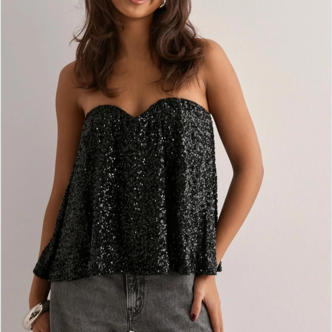 Svart glittrig tubtopp med paljetter - 1