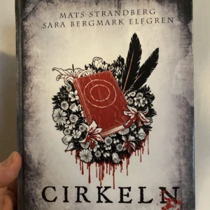 Bok Cirkeln - Mystik, spänning och övernaturliga krafter! Sex tonårstjejer dras samman i en småstad när apokalypsen hotar. Första delen i en trilogi som fångar dig direkt – perfekt för dig som gillar magi, vänskap och mörka hemligheter.