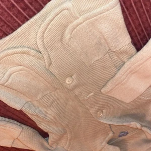 Beige stickad kofta från Lindex - Säljer en beige stickad kofta från Lindex i storlek XS. Koftan har ribbad struktur, långa ärmar och knappar framtill. Perfekt för lager-på-lager och chill stil. Färgen är neutral och passar till allt. Snygg att ha öppen eller stängd.