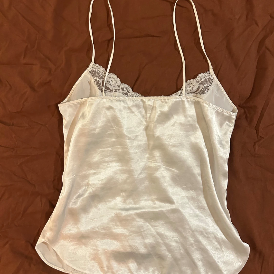 Vitt satinlinne med spets - 3