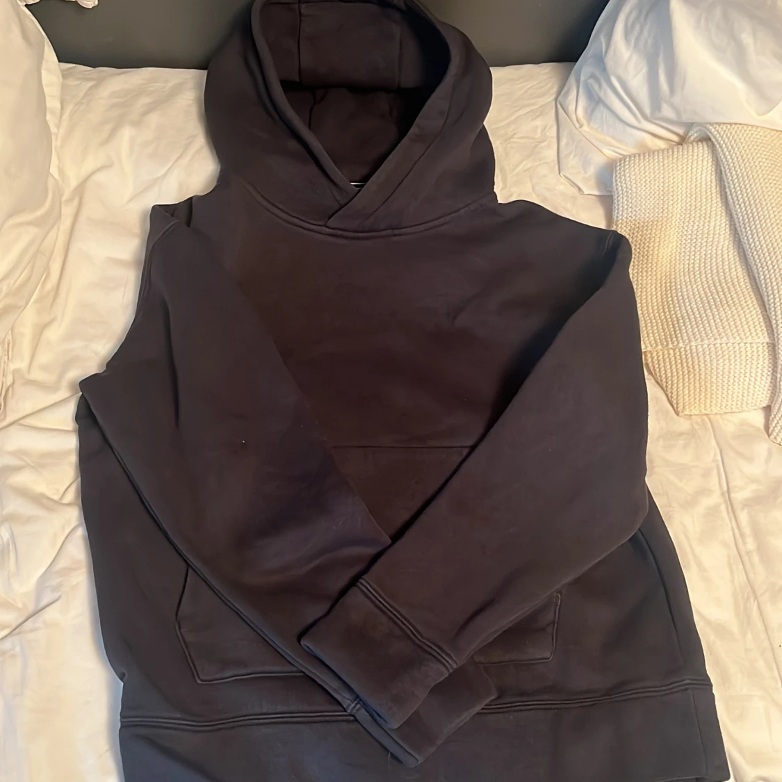 Svart hoodie från Sail Racing