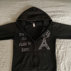 Zip hoodie från Blinglucid  -  Hej! Jag säljer en zip hoodie från Blinglucid.  Några av paljetterna har försvunnit men är fortfarande i bra skick.  Nypriset är 699kr men jag säljer den för 300kr  Om du är osäker på storleken så har jag mått till dig.   Tröjlängd är 57cm  Tröjbredd är 45cm  Armlängd är 48cm   Hör av dig vid minsta fråga och priset kan diskuteras 