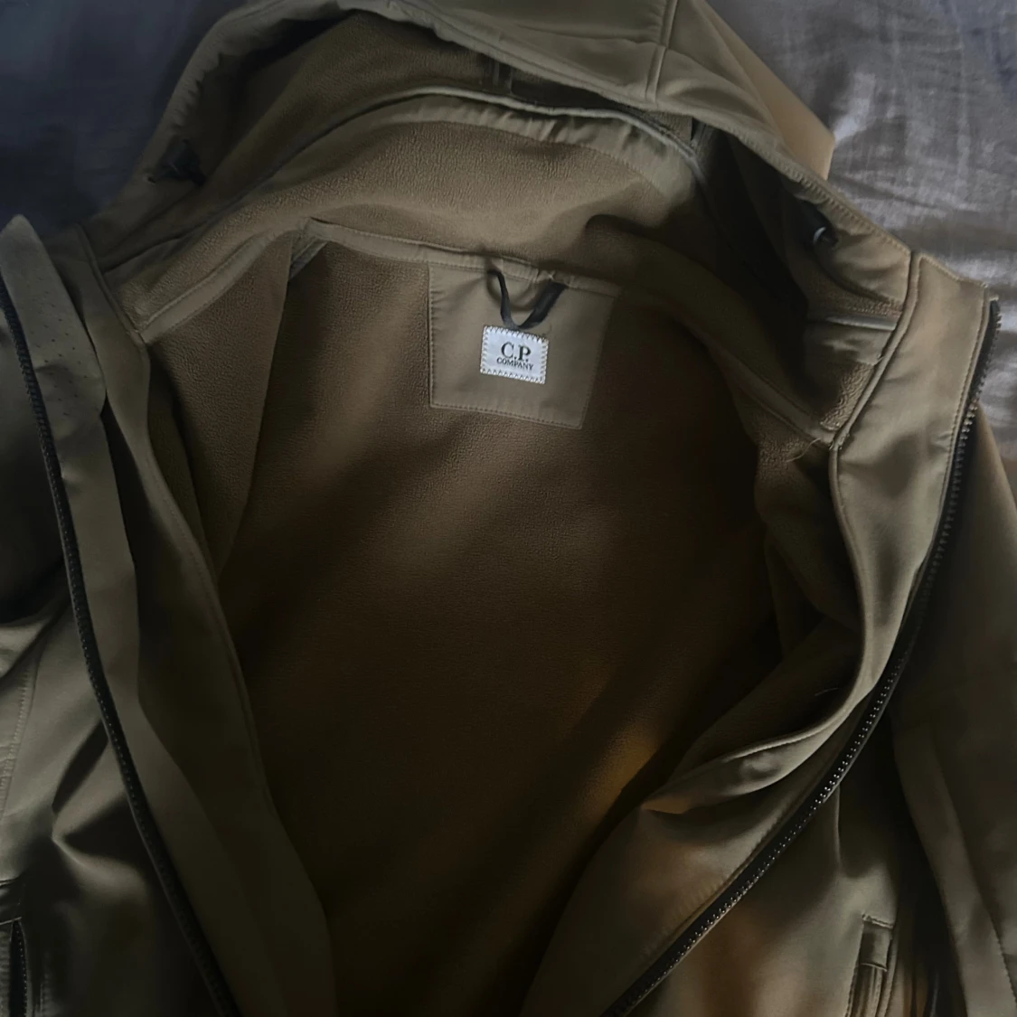 Olivgrön vindjacka från C.P. Company - 2