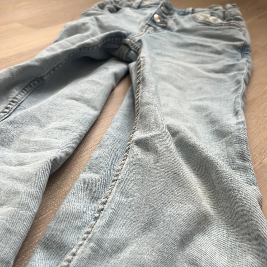 Ljusblå jeans med knappgylf - 3