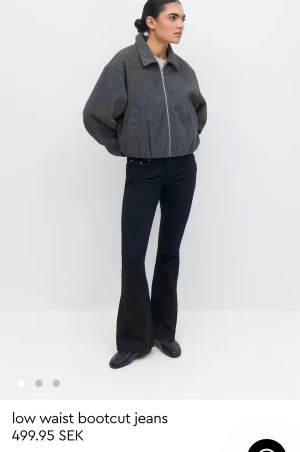 Low waist bootcut jeans från Gina tricot  - Low waist bootcut jeans från Gina tricot i storlek 32. Köpte för 499kr. Använda fåtal gånger💕