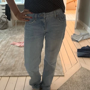 Low wide jeans - Trendiga jeans från zara! Lite slitage längst ner annars superfint skick