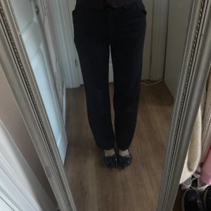 Svarta kostymbyxor från Madlady - Säljer ett par svarta kostymbyxor från Madlady i storlek EU36 L32. Byxorna har rak passform, hög midja och klassisk design med fickor och hällor för bälte. Perfekta för en clean och stilren look. Byxorna är väl använda så är något noppriga och slitna från nära håll men är annars i fint skick!