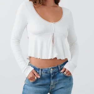 Vit långärmad topp  - Supersöt vit croppad topp från Gina Tricot med lång ärm. Använd enstaka gång. Nypris 260kr