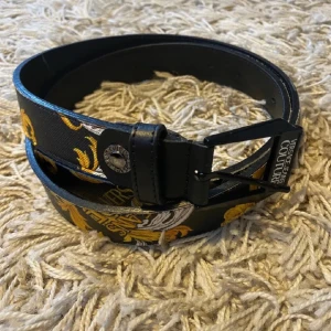 Svart bälte Versace Jeans Couture - Snyggt svart bälte från Versace Jeans Couture i läder. Köpt från zalando för runt 1000kr. Självklart äkta! 90cm