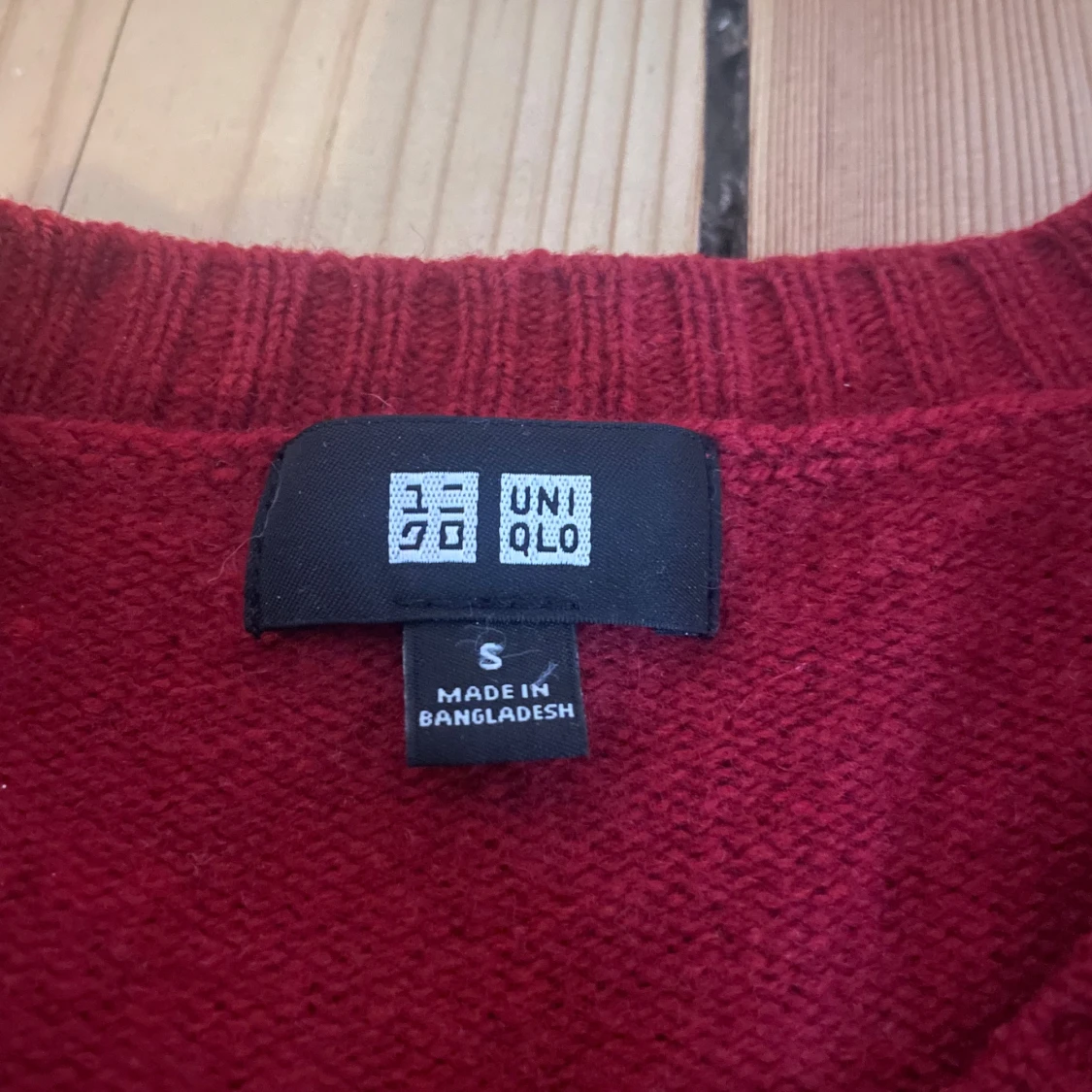 Vinröd stickad tröja från Uniqlo - 1