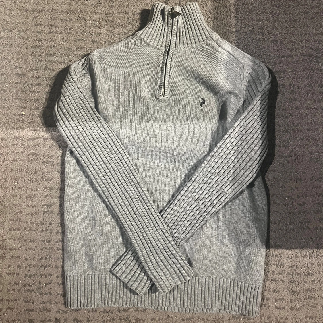 Grå stickad half zip Peak Performance