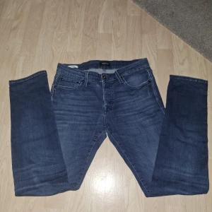 J&J Mörkblåa - Säljer dessa feta jack & jones jeans då de är för stora för mig! Modellen är slim/glenn‼️ Hör gärna av er vid funderingar eller prisförslag🙌🏼