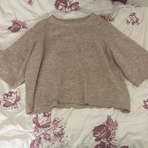 Beige stickad tröja från 157 - Säljer en beige stickad tröja från 157 i storlek L.  Perfekt för dig som gillar en chill och avslappnad stil. Materialet är mjukt och ger en mysig känsla. Hör av dig vid intresse:)