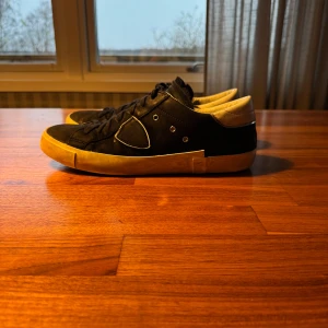 Philippe Model PRSX - Säljer nu en av vinterns mest populäraste sneakers. Nypriset på dessa ligger på 3999kr men nu endast för 1999kr. Fåtal slitskador men välbehandlade. För mer frågor hör av dig i dm.