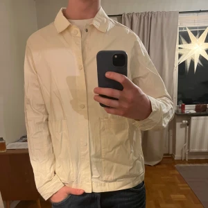 J.Lindeberg Overshirt vit  - Säljer denna sjukt snygga Overshirten från J.Lindeberg⭐️ Färgen är vit och storleken är L✅ Den har inga defekter och skicket är utomordentligt🙌🤝 Sjukt najs passform och passar perfekt till hösten🍁🙌 Tveka inte på att höra av er dig vid minsta fråga eller fundering😊