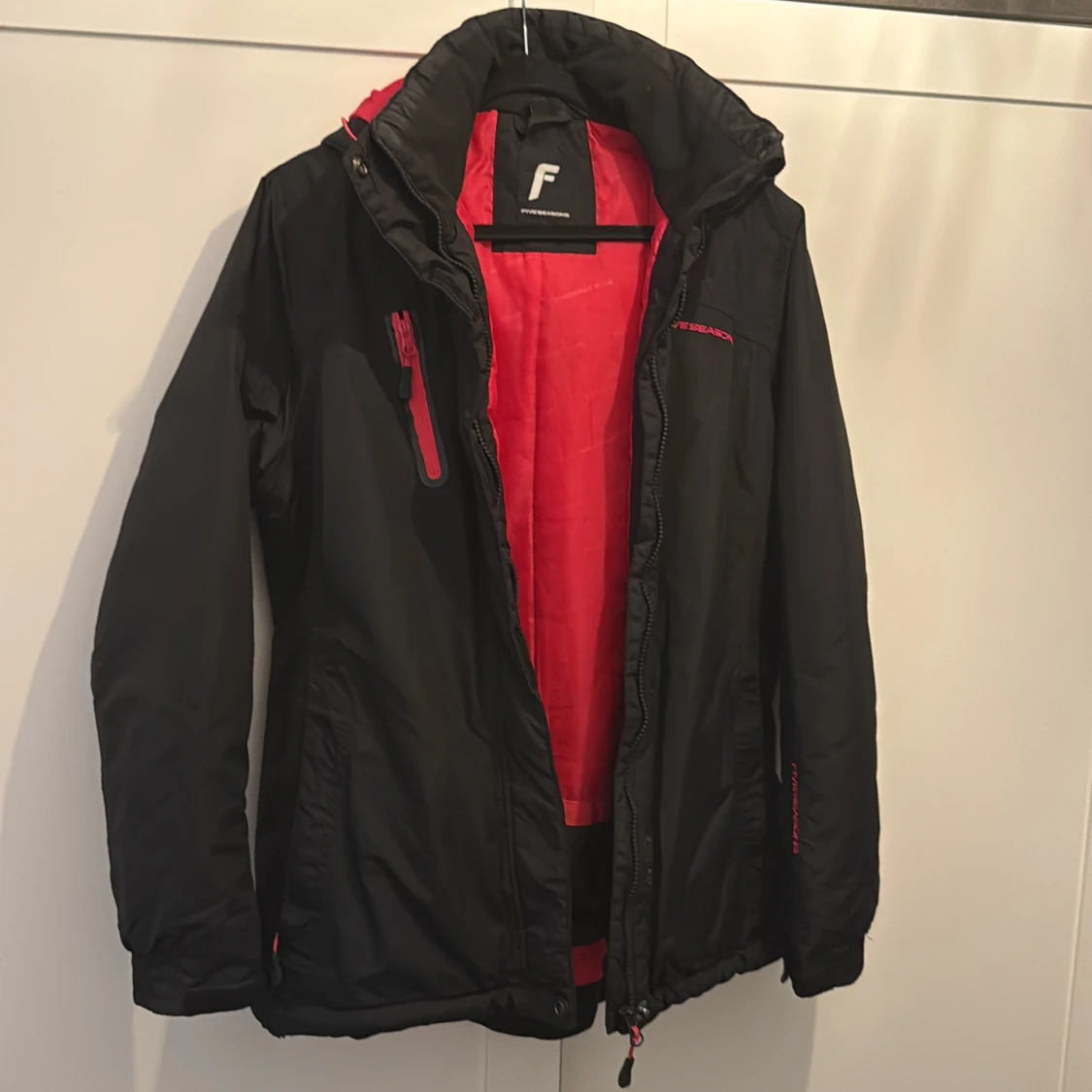 Svart och röd pufferjacka från Five Seasons