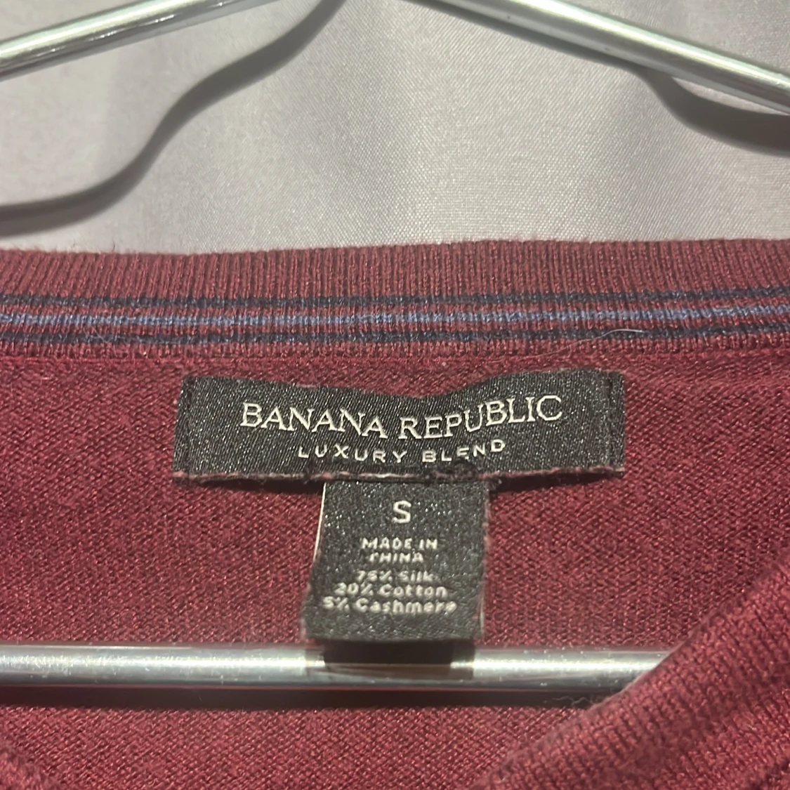 Vinröd v-ringad tröja Banana Republic - 2