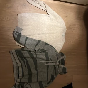 Två tröjor från DAVIDA - SÄLJES STYCKVIS!. Båda 100% cashmere. Båda passar dig mellan 172-180. Inga defekter, båda är nytvättade. Den är vänster släpper jag lös för endast 579kr!! Och hoodien är höger som jag endast användt fåtal gånger för 829kr!! Nypris(1650)