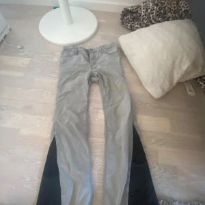 Omsydda HM jeans storlek 152 - Omsydda jeans till bootcut i storlek 152❤️ väldigt sköna känns inte som jeans men även snygga💕 det står storlek 30 men är ej de 