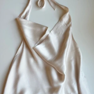 Champagne färgad fest topp med öppen rygg  - Assnygg topp från Zara, knyts i nacken💞