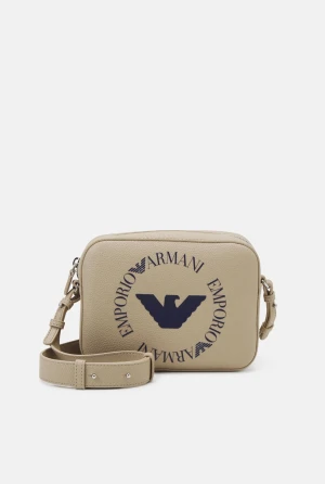 Beige axelväska från Emporio Armani - Snygg beige axelväska från Emporio Armani med justerbar rem och stort mörkblått logotryck framtill. Väskan är tillverkad i strukturerat skinn och har dragkedja upptill samt ett rymligt huvudfack. Perfekt för dig som vill ha en stilren och trendig accessoar.