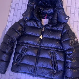 Moncler Maya - Moncler Maya jacka, passar mig rätt bra och är 175 och väger 55kg den är 2-3 cm liten för mig men ser bra ut och den har inga skador