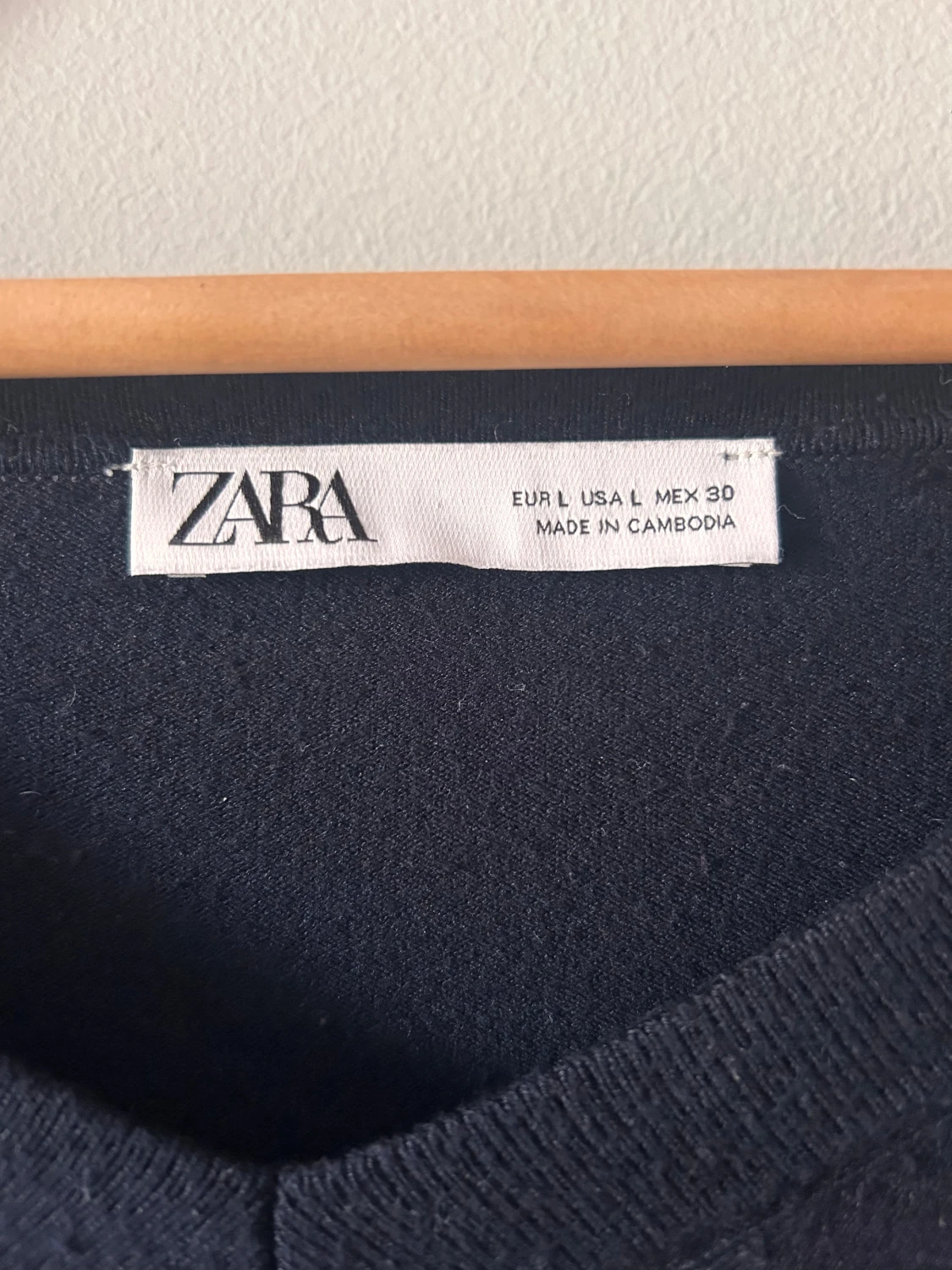 Svart v-ringad stickad tröja från Zara - 4