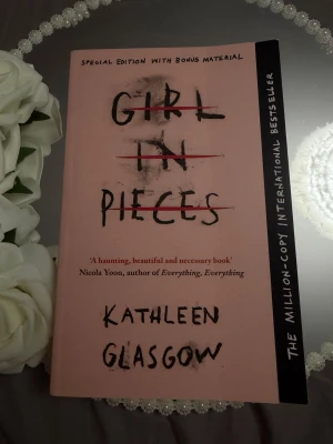 Girl in Pieces - Upptäck en internationell bestseller som berör på djupet! Girl in Pieces är en stark och känslosam roman som passar perfekt för unga vuxna. Special edition med bonusmaterial. Perfekt för dig som gillar gripande och vackra berättelser.
