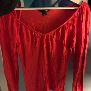 Långärmad topp - Fin långärmad topp från H&M som fungerar till det mesta. 
