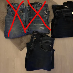 Replay jeans - Säljer 2st replay jeans. Det är 1st anbass och en annan modell. Storlek är w28 w29 w30 och längd 31 32. Dom två mörk blåa är slitna back vid lädret ett par av dom mörk blåa är även lite slitna vid grenen. Kan även skicka bild på måtten på alla. Fraktas inom 48 timmar.