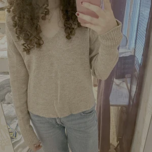 Mörk Beige stickad tröja - Jättefin beige tröja som inte har några märkvärdiga skador🥰. Det ända är att jag har kortat tröjan genom att klippa nederkanten för den va för lång👍🏻💕.  Skriv till mig om det finns några frågor🫶🏻