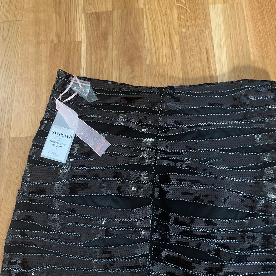 Svart paljettkjol från Sweewë - 1