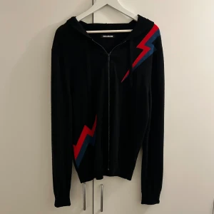 Zadig & Voltaire stickad kofta - Hej, säljer nu min extremt fina och eftertraktade kofta från märket Zadig & Voltaire i 100% merinoull till ett oslagbart pris. Koftan är i fint sick men har två små hål (bild 4-5). Skriv vid funderingar!🌟