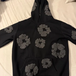 Denim Tears hoddie - Svart hoodie från Denim Tears i storlek S