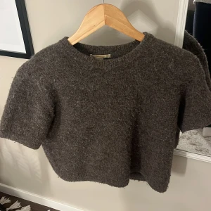 Kort ärmad stickad tröja - Jätte fin kort ärmad stickad tröja, jätte fint sick.