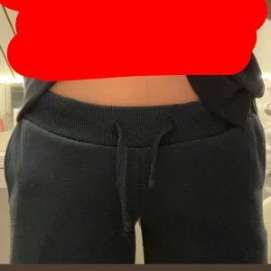 Svarta mjukisbyxor med snörning - Super snygga och riktigt lågmidjade mjukisbyxor från Lager 157 i storlek S.     Från skrevet ner till slutet av byxan är de 78cm                                                               Inga hål eller fläckar, används 1-2 gånger men blivit för korta.                                      Ordinarie pris: 200-250kr.                               Säljer för 100kr