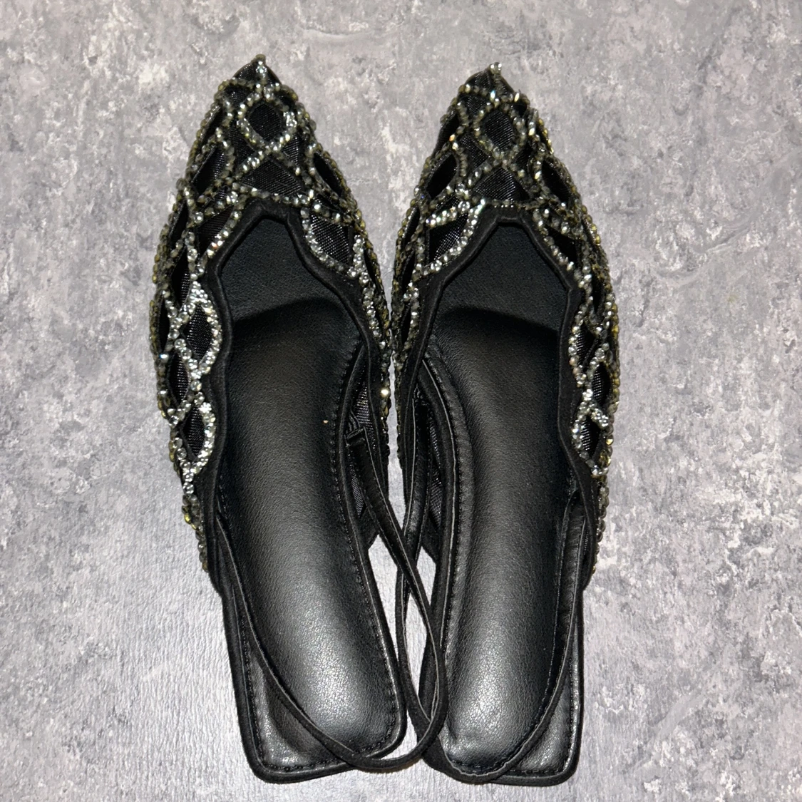 Svarta ballerinaskor med glittriga detaljer