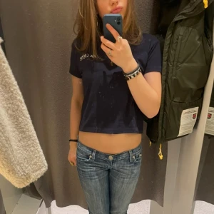 Mörkblå t-shirt med tryck - Snygg mörkblå t-shirt från Gina tricot 💙