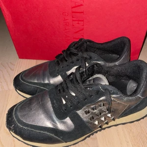 Valentino Rock Runners - Ett äkta par valentino rockrunners som jag köpte förra vintern. Ett litet hål i toppen av skon men ej något stort att oroa sig över. Nypris ca: 4-5 tusen. Kvaliteten på skorna är relativt dåliga därför det bra priset. Priset är ej huggit i sten. Hör av er om frågor❤️💯🙌