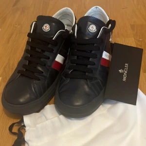 Moncler skor - Ett par riktigt feta moncler skor som inte är allt för mycket använda och allt og ingår (dustbag, Kvitto, Box) Bara att höra av er vid intressen! 