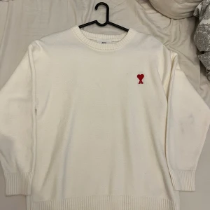 Ami Paris      Alexandre mattiussi  - En schysst Alexandre mattiussi tröja känd som Ami Paris 👕perfekt inför hösten och vintern. Tröjan är i väldigt bra skick och är i storlek S men passar M. bara att medela om du har någon fråga. 😀